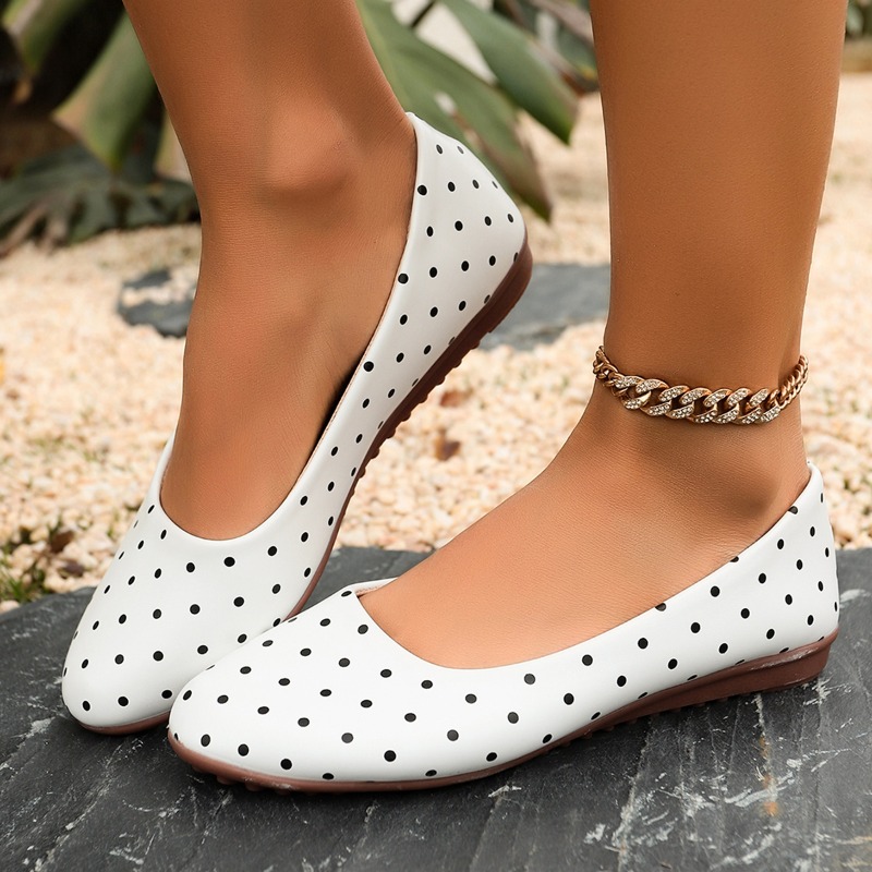 Shoes For Women Flats - รองเท้าส้นเตี้ยสีขาวลายจุดสำหรับผู้หญิง หัวกลม ส้นเตี้ย 1.5 ซม. พื้นนุ่ม