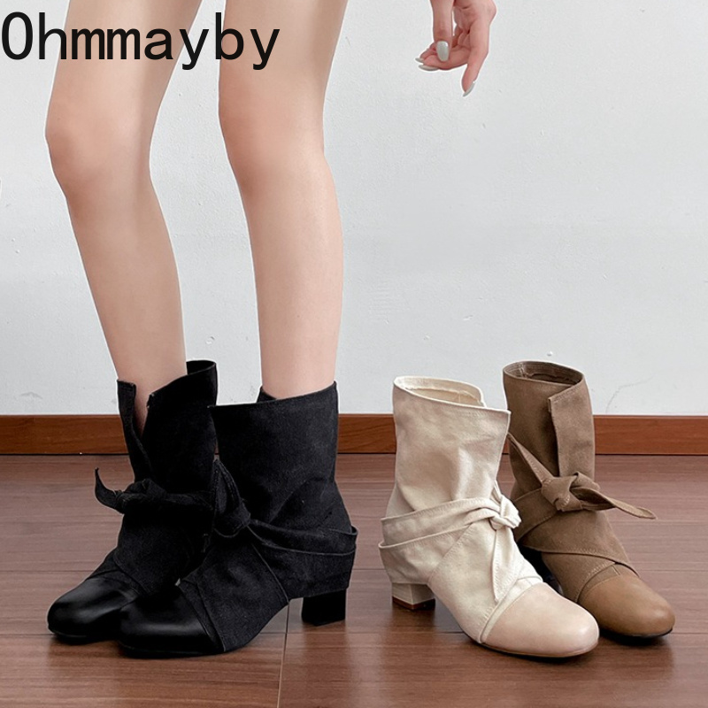 Block Heel Ankle Boots - รองเท้าบูทสั้นผู้หญิงหัวมน หนังกลับตัดต่อ พร้อมโบว์ผูกและสายไขว้ ส้นบล็อก สำหรับฤดูใบไม้ร่วงและฤดูหนาว เหมาะสำหรับใส่ในชีวิตประจำวัน