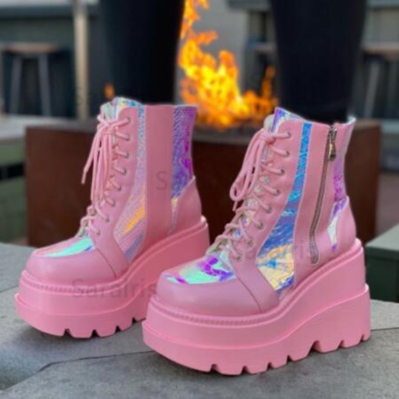 Block Heel Ankle Boots - รองเท้าบูทข้อเท้าสีชมพูโฮโลแกรมสำหรับผู้หญิง แฟชั่นสไตล์โกธิค ส้นแบบลิ่ม มีเชือกผูก ซิปด้านข้าง รองเท้าบูทพังก์