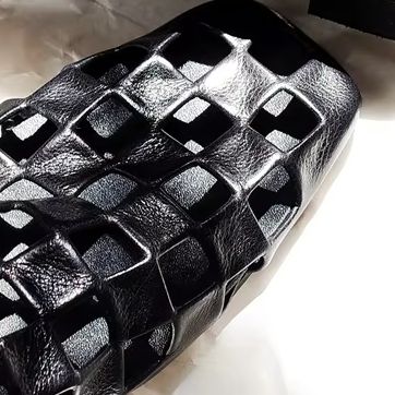 Women'S Shoes To Men'S - รองเท้าแตะส้นแบนสีดำสำหรับผู้หญิง รุ่น 2026 หัวเหลี่ยม ดีไซน์โปร่งลายสาน สวมใส่ง่าย