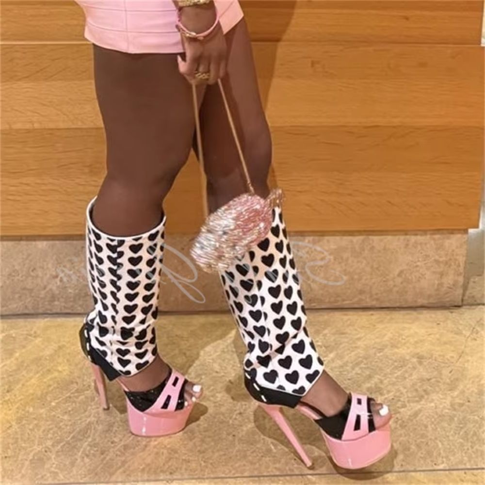 Knee High Boots Women - รองเท้าบูทสูงถึงเข่าสีชมพูตกแต่งรูปหัวใจสำหรับผู้หญิง ดีไซน์เซ็กซี่ หัวกลม พื้นหนา ส้นเข็ม สไตล์ใหม่สำหรับฤดูร้อน
