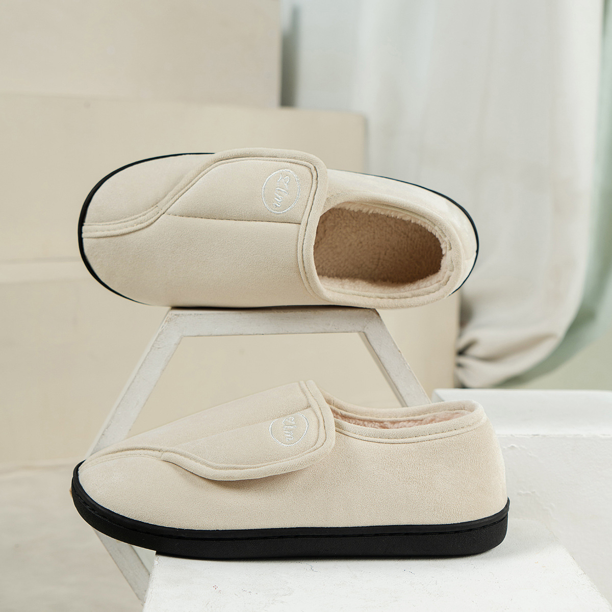 Fluffy Fur Slipper - รองเท้าแตะขนฟูสำหรับฤดูหนาวสำหรับผู้หญิง ป้องกันการลื่น ติดตีนตุ๊กแก รองเท้าผ้าฝ้ายสำหรับใส่ในบ้าน รองเท้าแตะขนสัตว์อุ่นๆ พื้นเรียบ