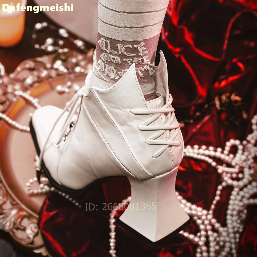 รองเท้าบูทหนังสีขาวทรงเหลี่ยม  - Block Heel Ankle Boots บทวิจารณ์และราคา
