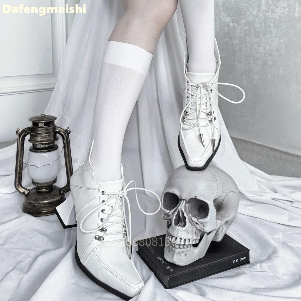 รองเท้าบูทหนังสีขาวทรงเหลี่ยม  - Block Heel Ankle Boots บทวิจารณ์และราคา